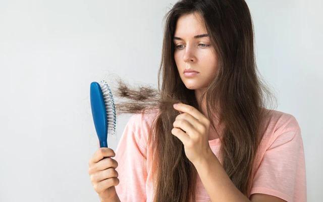 4 thói quen khiến tóc ngày càng rụng tơi tả-1