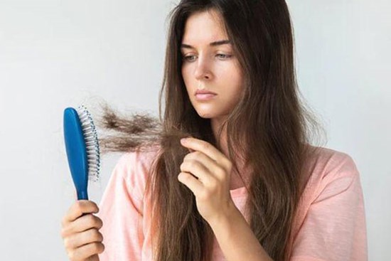 4 thói quen khiến tóc ngày càng rụng tơi tả