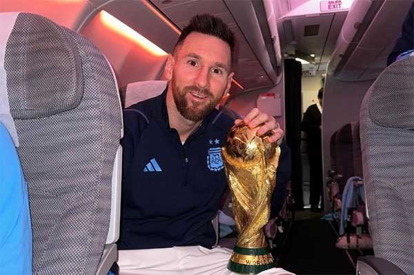 Messi về nước trễ, hàng chục nghìn người lên mạng ngóng chờ-1