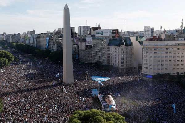 Tại sao không một chiếc máy bay nào trên thế giới có thể bay qua nóc nhà Messi?-4