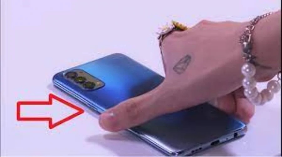 Đặt điện thoại xuống bàn đừng lật ngửa, hãy luôn nhớ úp màn hình xuống, đây là lý do ai cũng phải biết-1