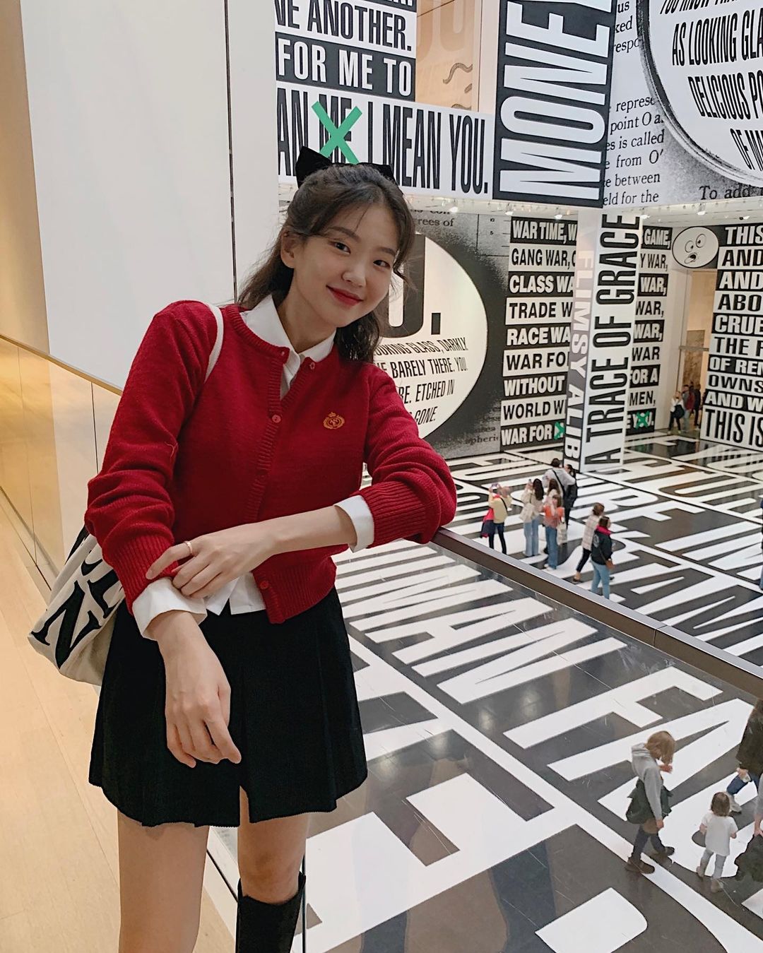 11 công thức diện áo len đỏ cho mùa lễ hội cuối năm-7