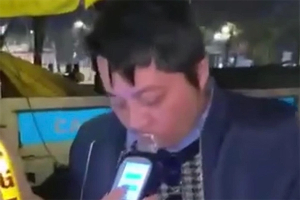 Đình chỉ 2 cán bộ trường đại học vụ in pano có cờ Trung Quốc-2