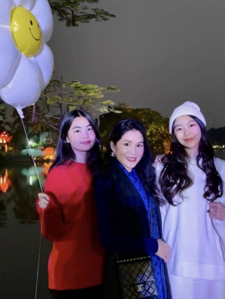 Con gái Quyền Linh mặc đầm dạ hội thướt tha, dân tình xuýt xoa Con gái nhờ đức cha, ngày đội vương miện Hoa hậu thêm gần”-11