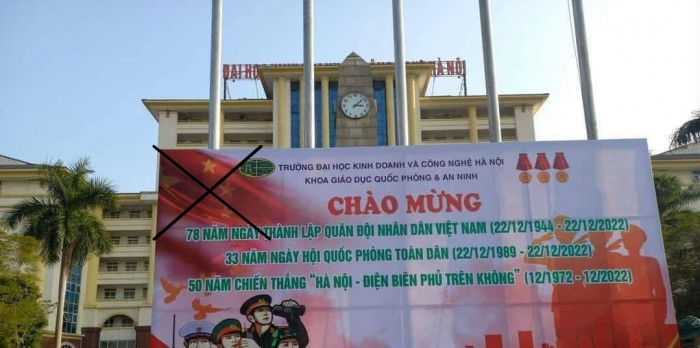Đình chỉ 2 cán bộ trường đại học vụ in pano có cờ Trung Quốc-1