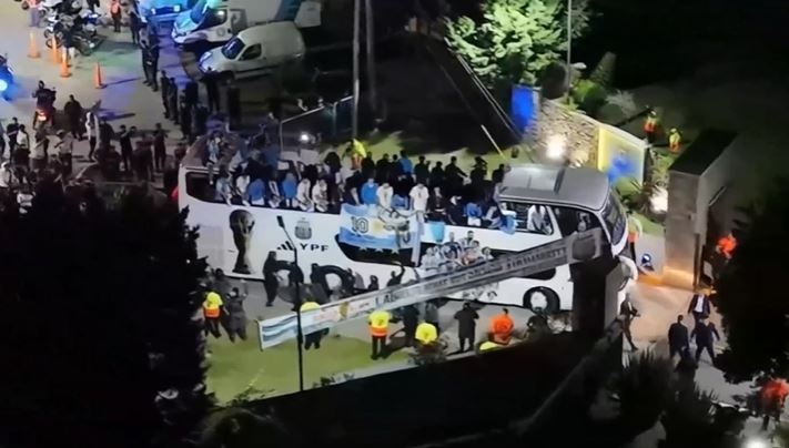 Biển người đón Messi cùng đồng đội trở về Argentina-1