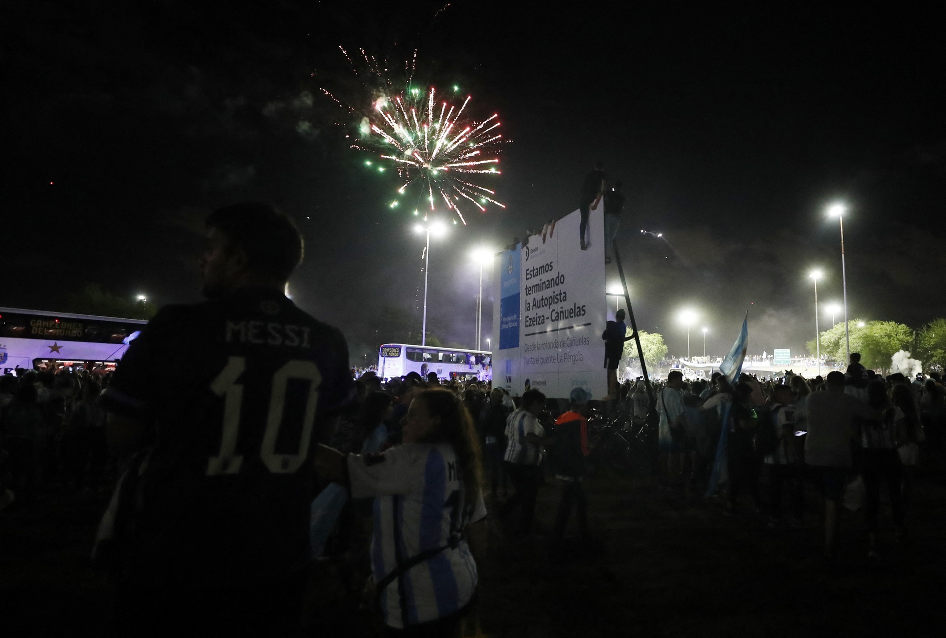Biển người đón Messi cùng đồng đội trở về Argentina-5