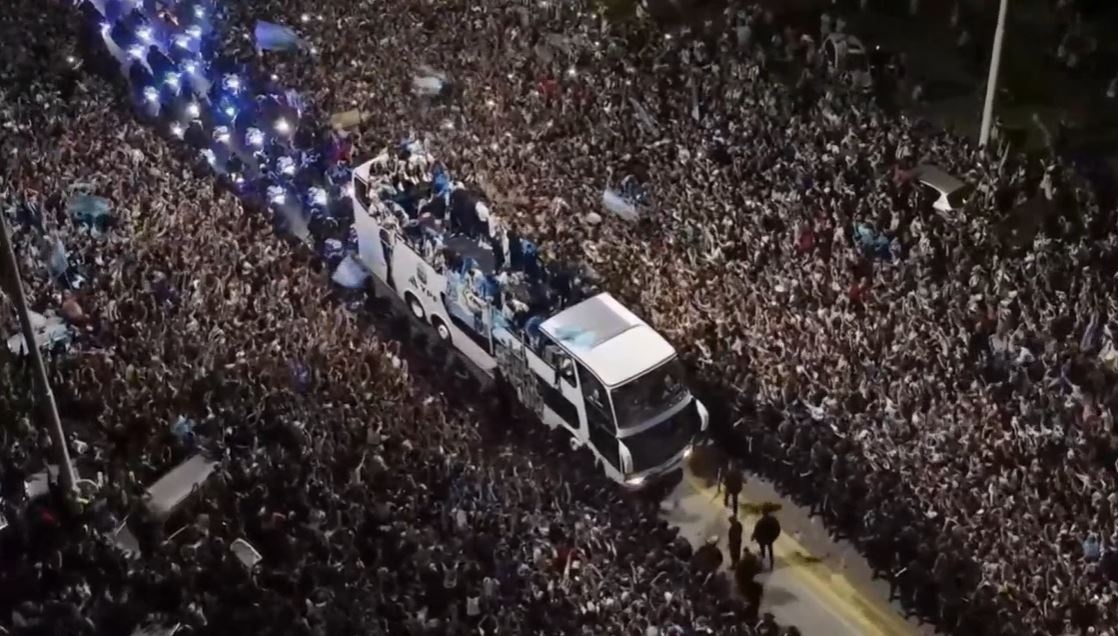 Biển người đón Messi cùng đồng đội trở về Argentina-6