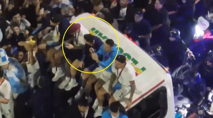 Biển người đón Messi cùng đồng đội trở về Argentina-7