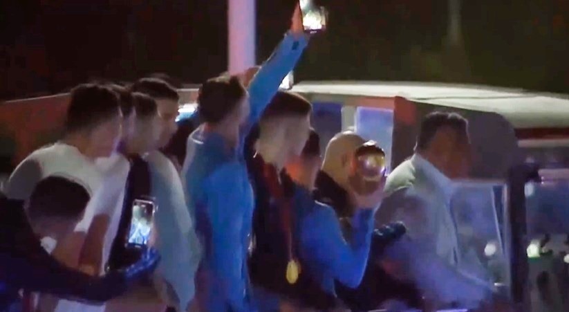 Biển người đón Messi cùng đồng đội trở về Argentina-8