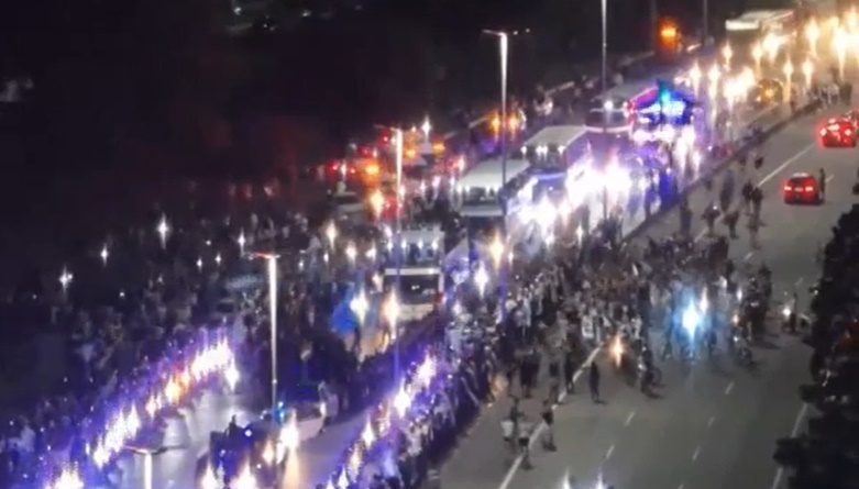 Biển người đón Messi cùng đồng đội trở về Argentina-9