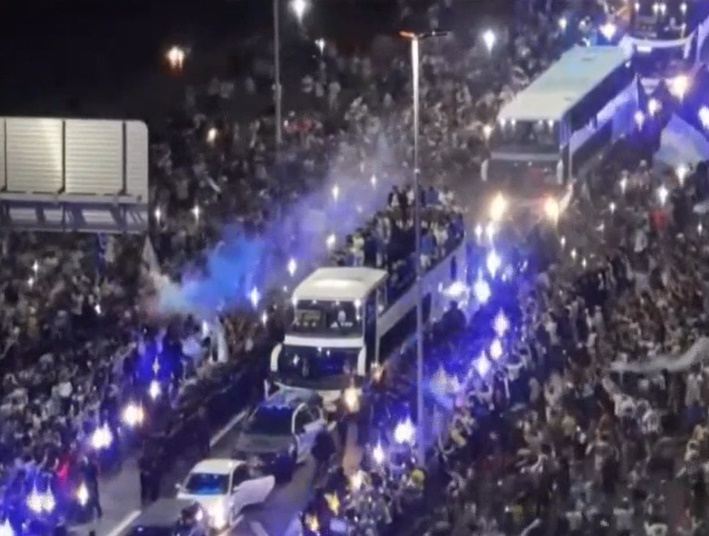 Biển người đón Messi cùng đồng đội trở về Argentina-10