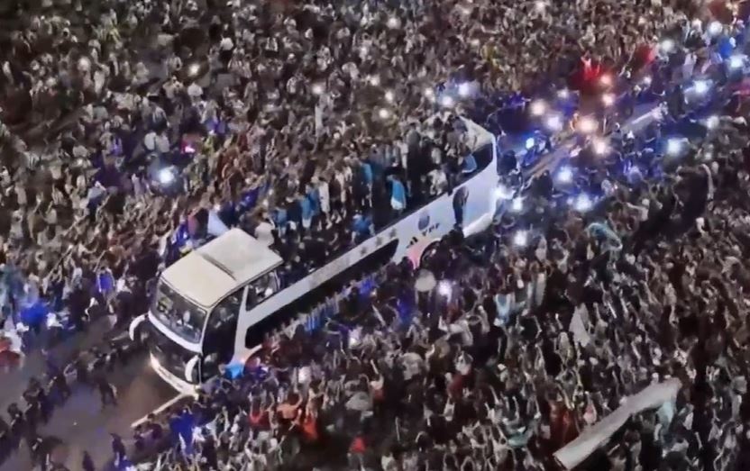 Biển người đón Messi cùng đồng đội trở về Argentina-11