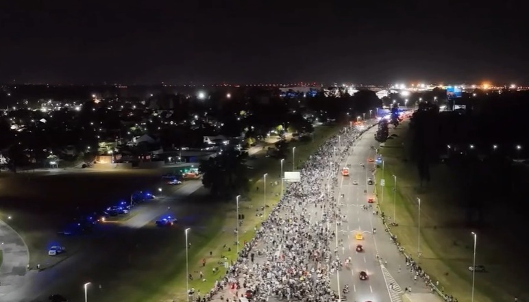 Biển người đón Messi cùng đồng đội trở về Argentina-12