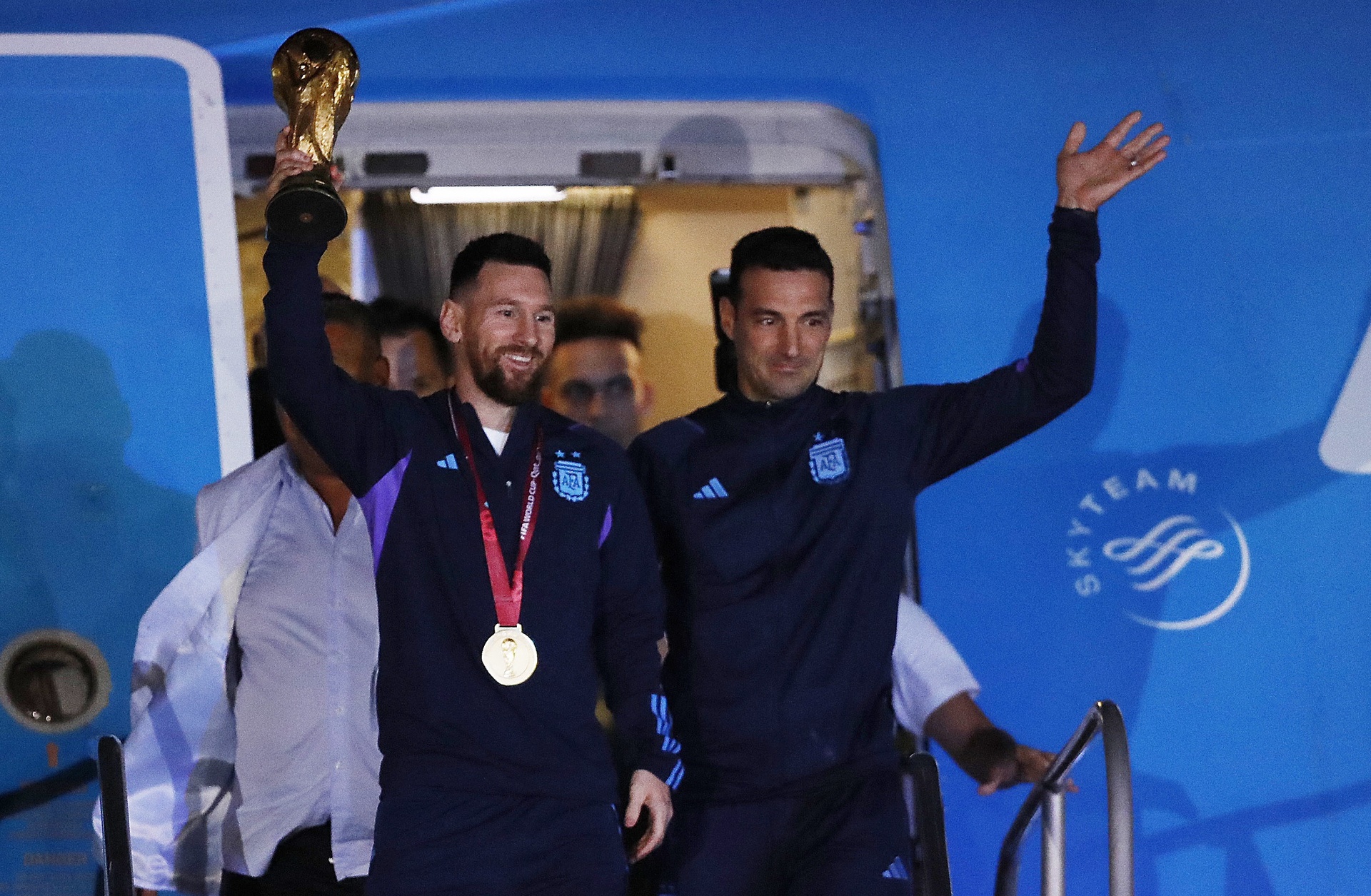 Biển người đón Messi cùng đồng đội trở về Argentina-13