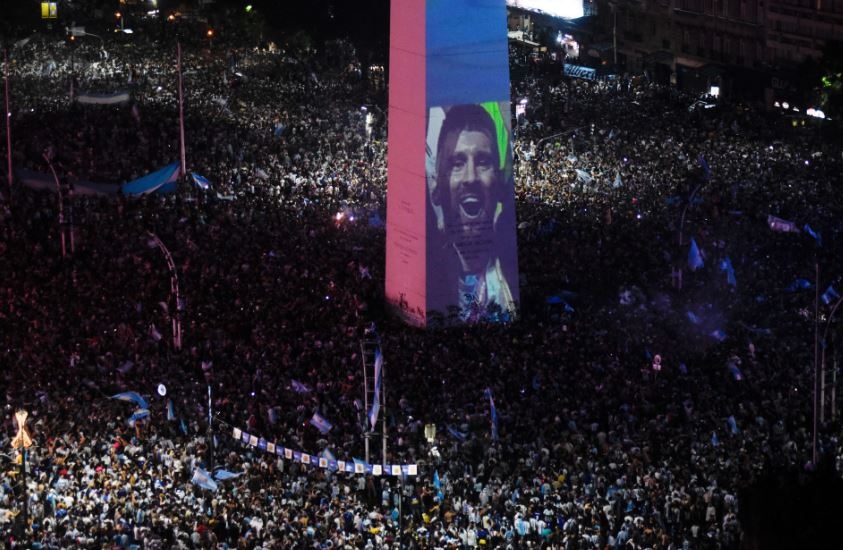 Biển người đón Messi cùng đồng đội trở về Argentina-17