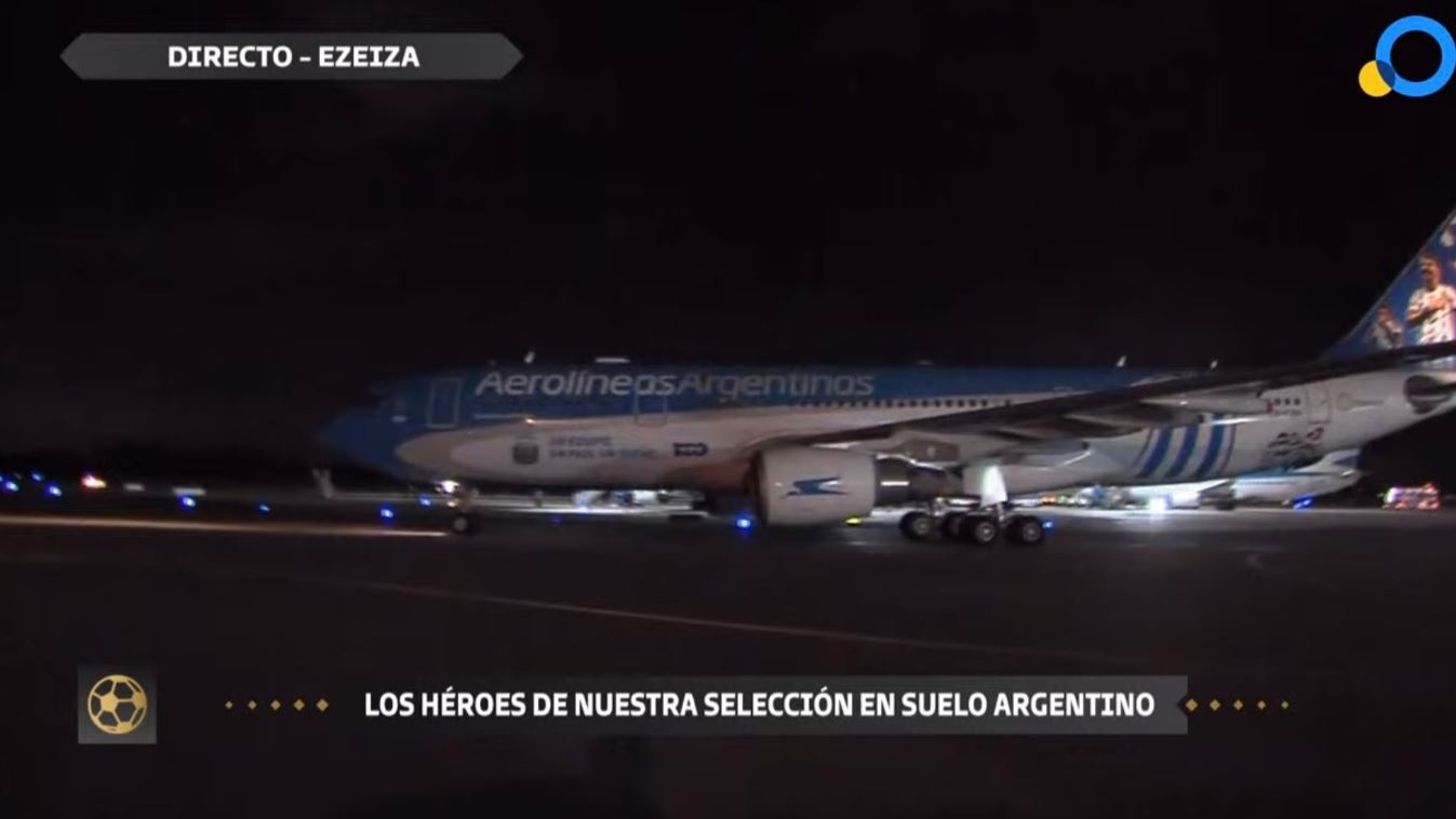 Biển người đón Messi cùng đồng đội trở về Argentina-18