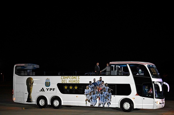 Biển người đón Messi cùng đồng đội trở về Argentina-19