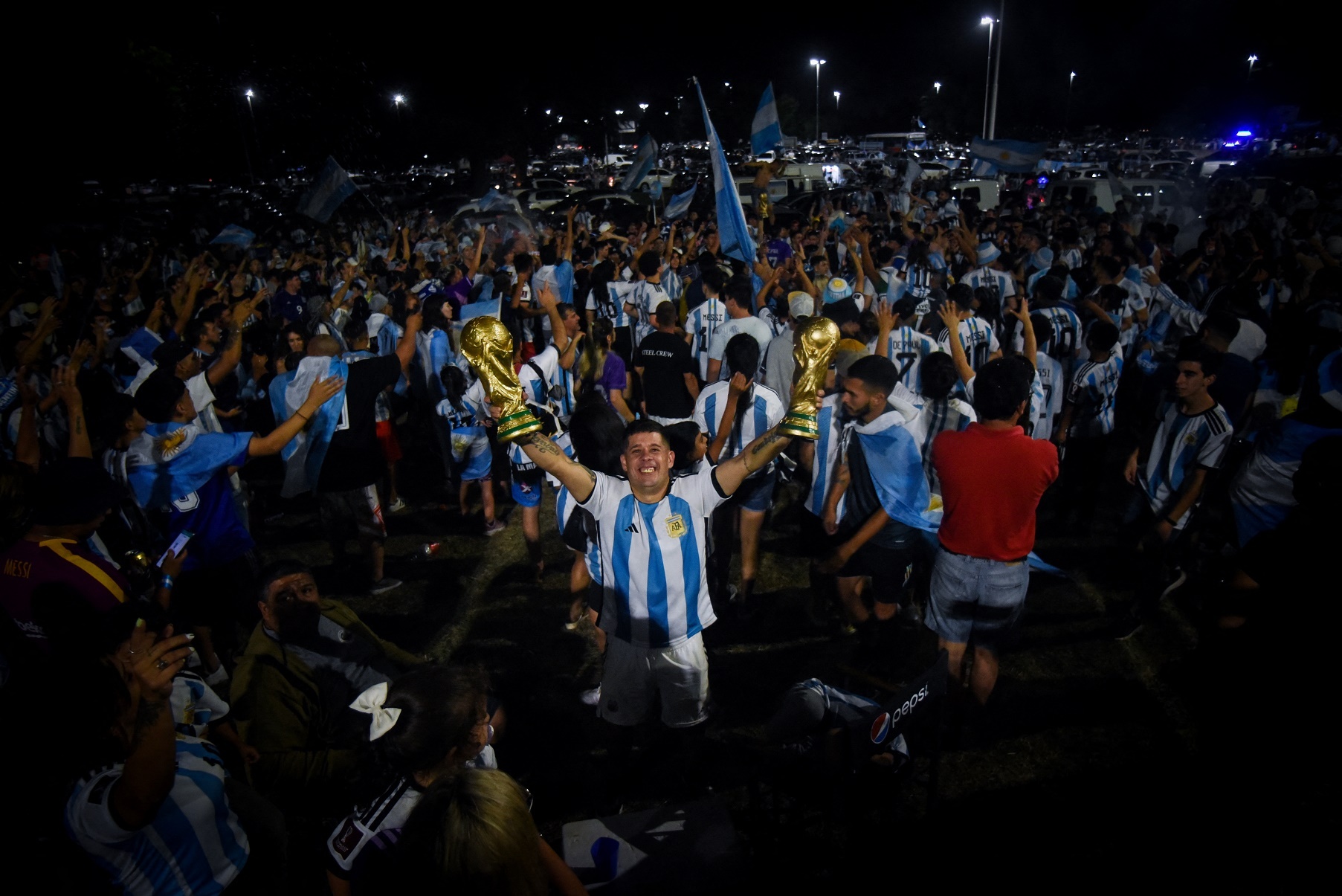 Biển người đón Messi cùng đồng đội trở về Argentina-21