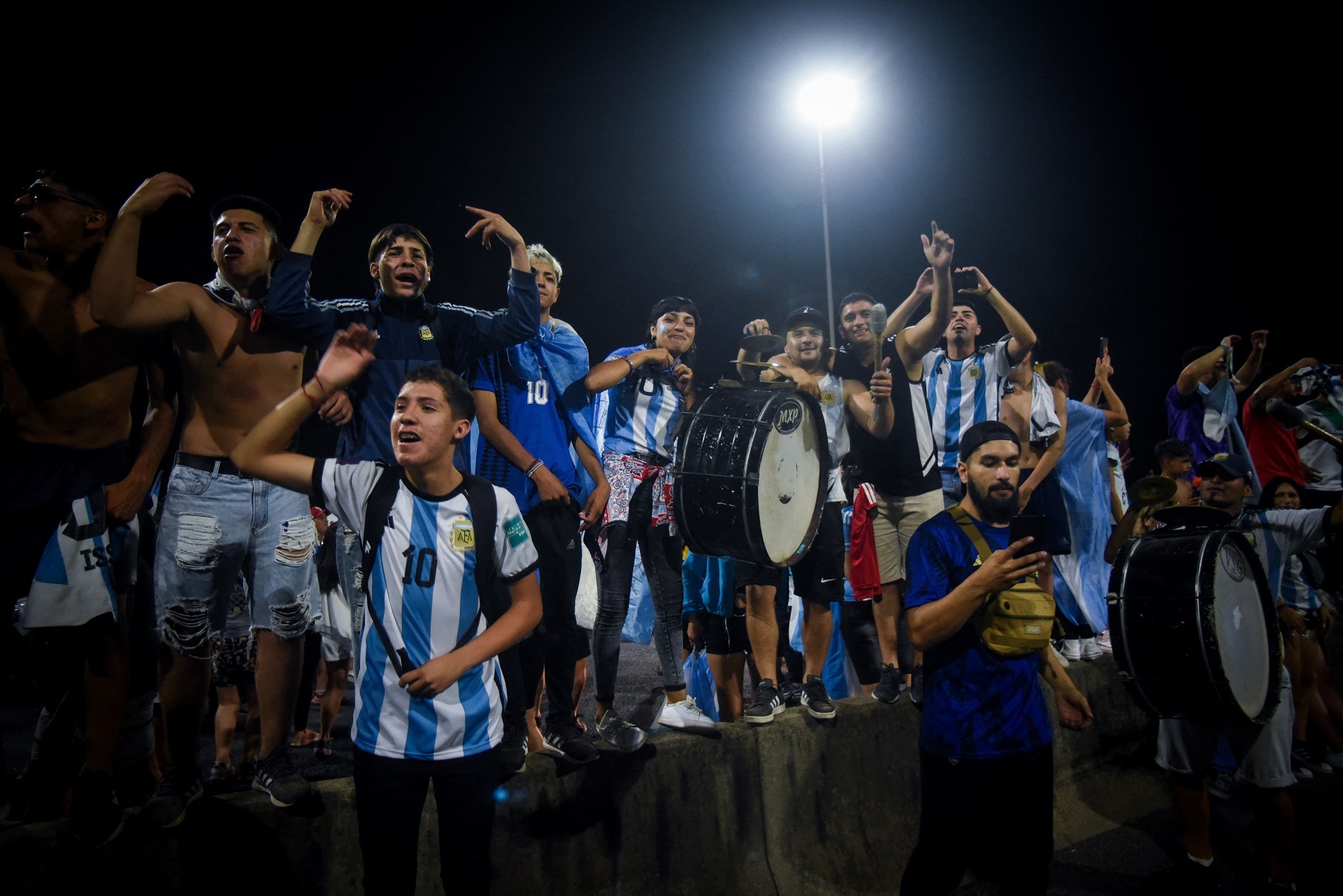 Biển người đón Messi cùng đồng đội trở về Argentina-22