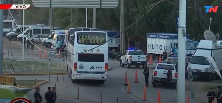 Biển người đón Messi cùng đồng đội trở về Argentina-28