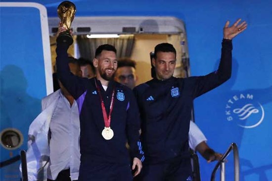 Biển người đón Messi cùng đồng đội trở về Argentina