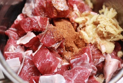 Thịt bò mua về đừng dại ướp cùng muối, cho thêm thứ này đảm bảo thịt mềm ngon, mọng nước-2