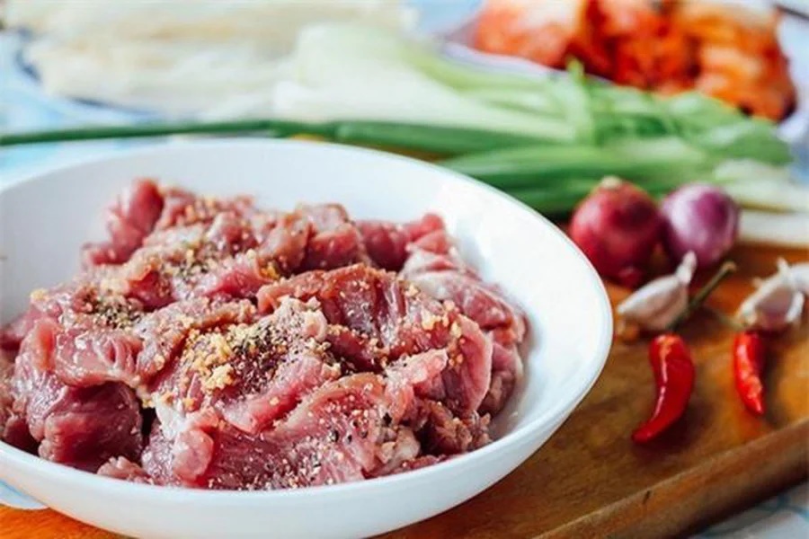 Thịt bò mua về đừng dại ướp cùng muối, cho thêm thứ này đảm bảo thịt mềm ngon, mọng nước-3