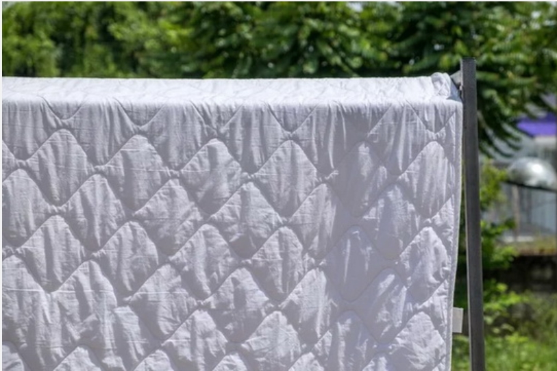 Rắc thứ bột màu trắng này lên chăn ga giúp khử mùi hôi và ẩm mốc nhanh chóng, trời có mưa giông cũng chẳng lo-5