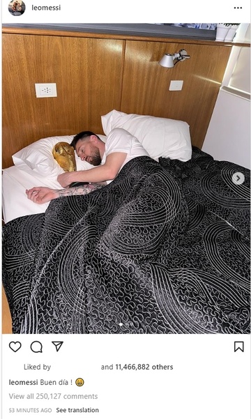 Bức ảnh Messi ngủ với cúp vàng gây bão mạng xã hội-1