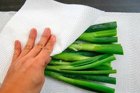 Bảo quản rau đừng cho thẳng vào tủ lạnh, cho thêm 1 tờ giấy ăn vào rau để cả tháng vẫn tươi