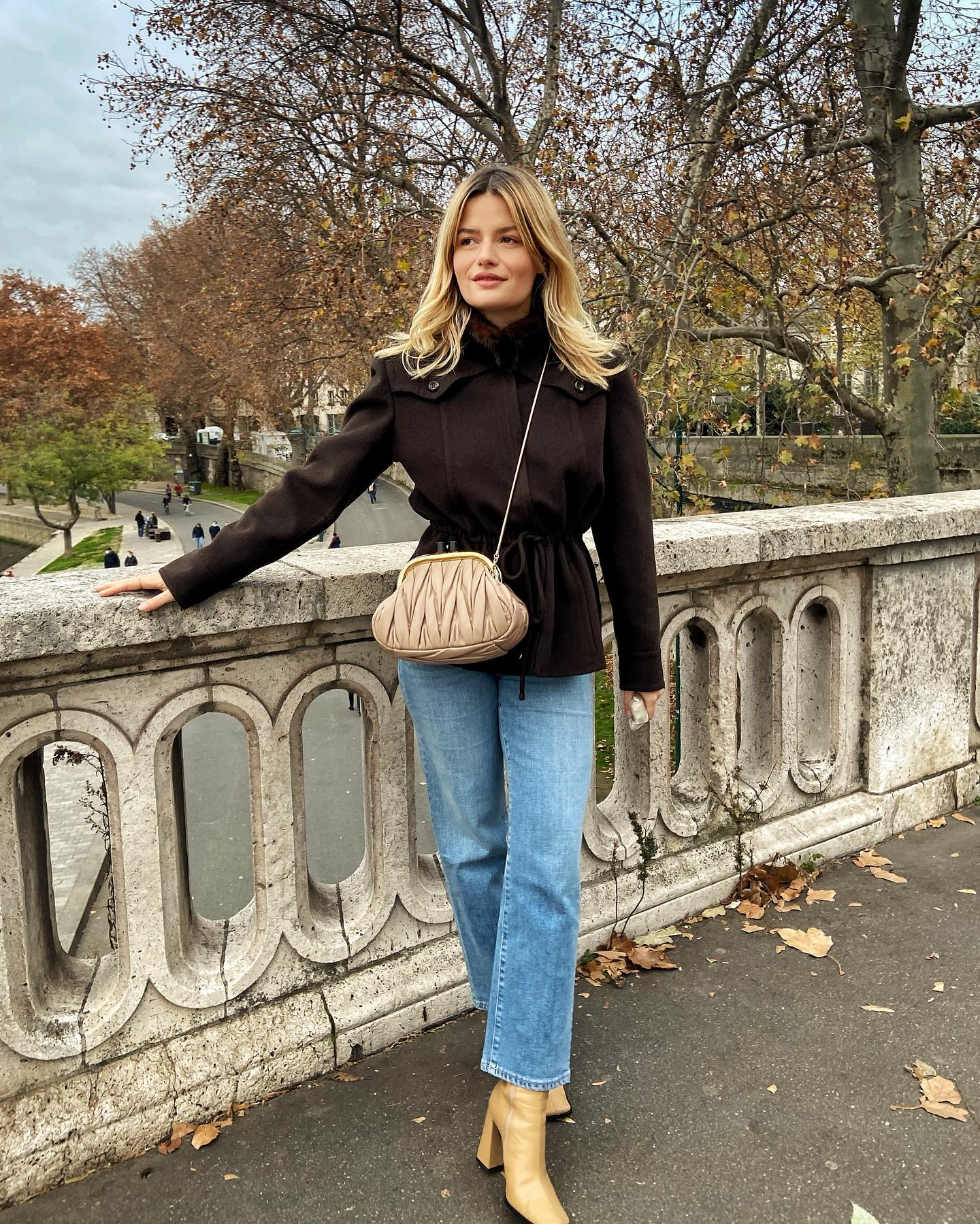 10 cách diện quần jeans nổi bật của phụ nữ Pháp-10