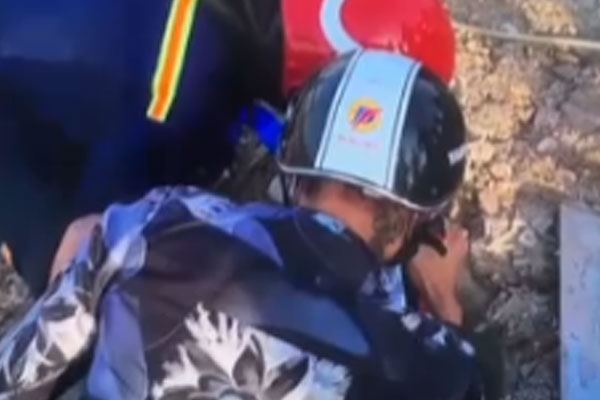 Xe lu mất lái, ủi bay cửa hàng, vị khách nhanh chân thoát tử thần trong gang tấc-1