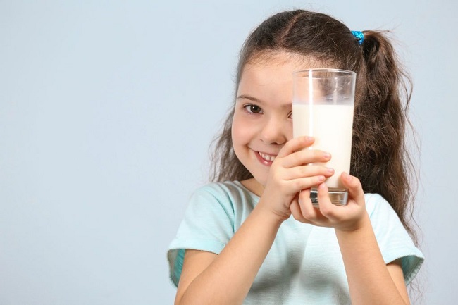 Sữa tươi bổ dưỡng và tiện lợi nhưng trẻ uống nhiều có tốt không?-1