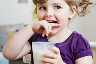 Sữa tươi bổ dưỡng và tiện lợi nhưng trẻ uống nhiều có tốt không?