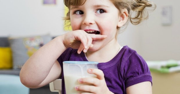 Sữa tươi bổ dưỡng và tiện lợi nhưng trẻ uống nhiều có tốt không?-2