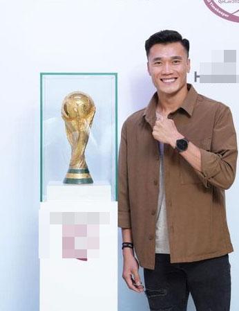 Bùi Tiến Dũng sống ảo bên cúp World Cup 6kg bằng vàng thật-1