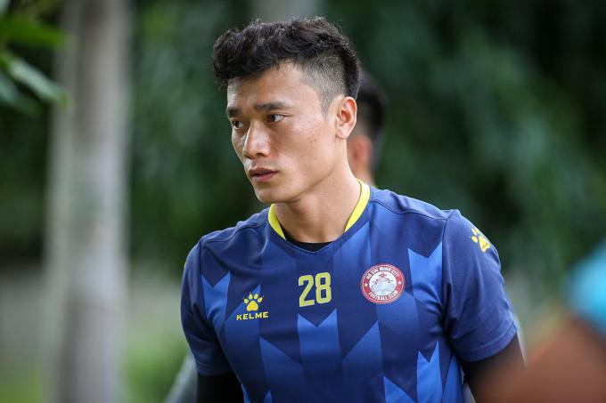 Bùi Tiến Dũng sống ảo bên cúp World Cup 6kg bằng vàng thật-4