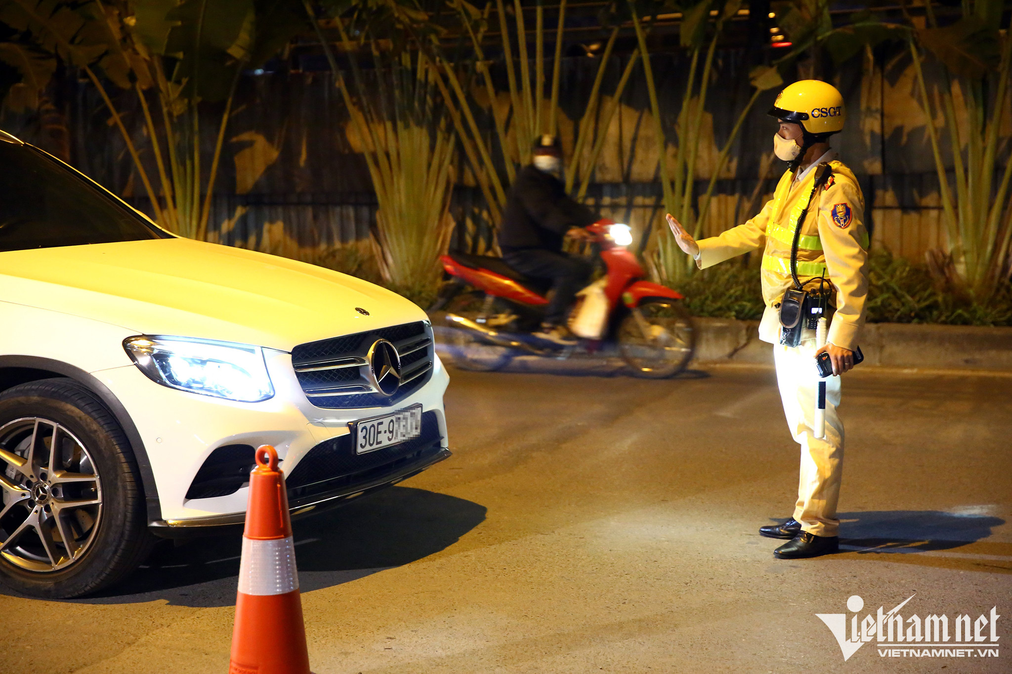 Chồng lái Mercedes vi phạm nồng độ cồn, vợ lăng mạ cảnh sát giao thông-1