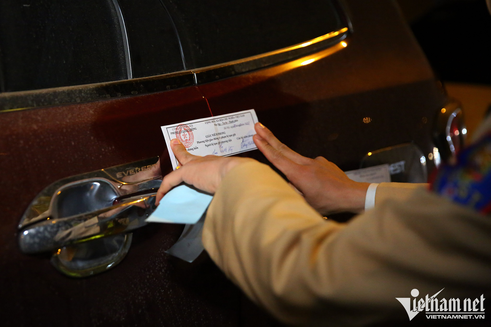 Chồng lái Mercedes vi phạm nồng độ cồn, vợ lăng mạ cảnh sát giao thông-7