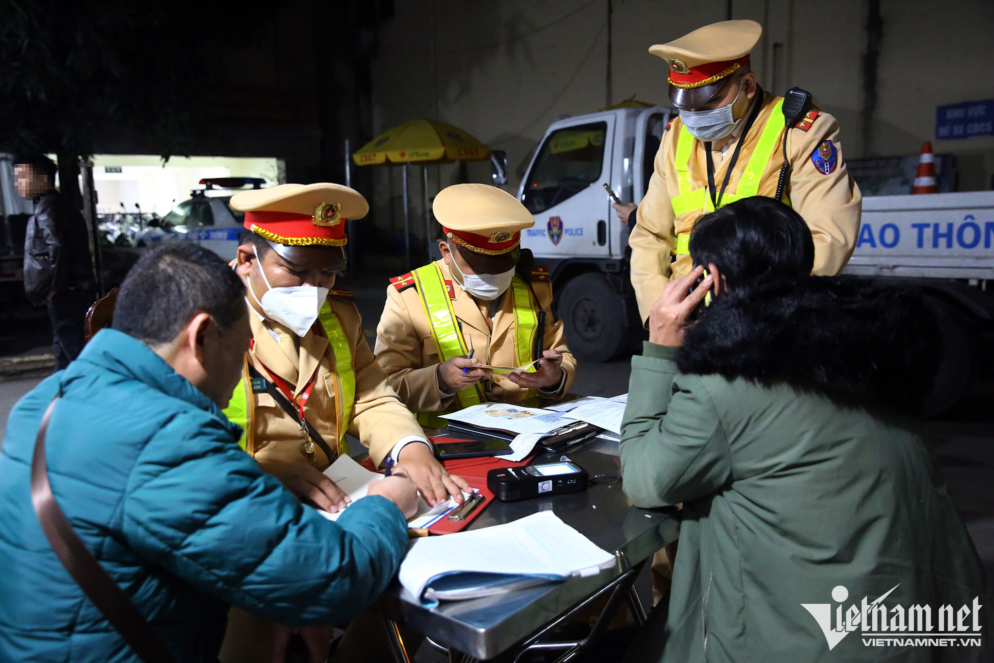 Chồng lái Mercedes vi phạm nồng độ cồn, vợ lăng mạ cảnh sát giao thông-5