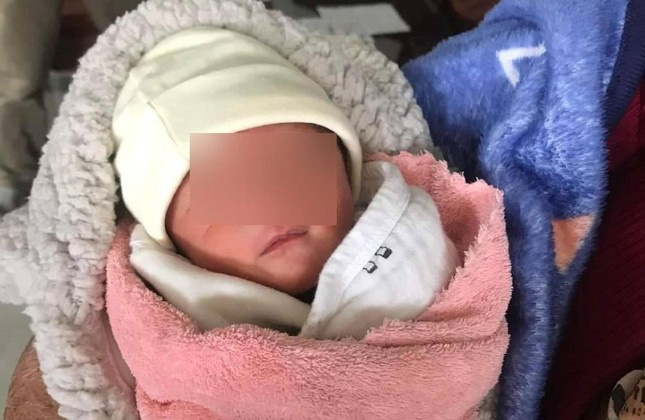 Nghi vấn người mẹ còn đi học, sinh con rồi bỏ rơi trong nhà hoang-1