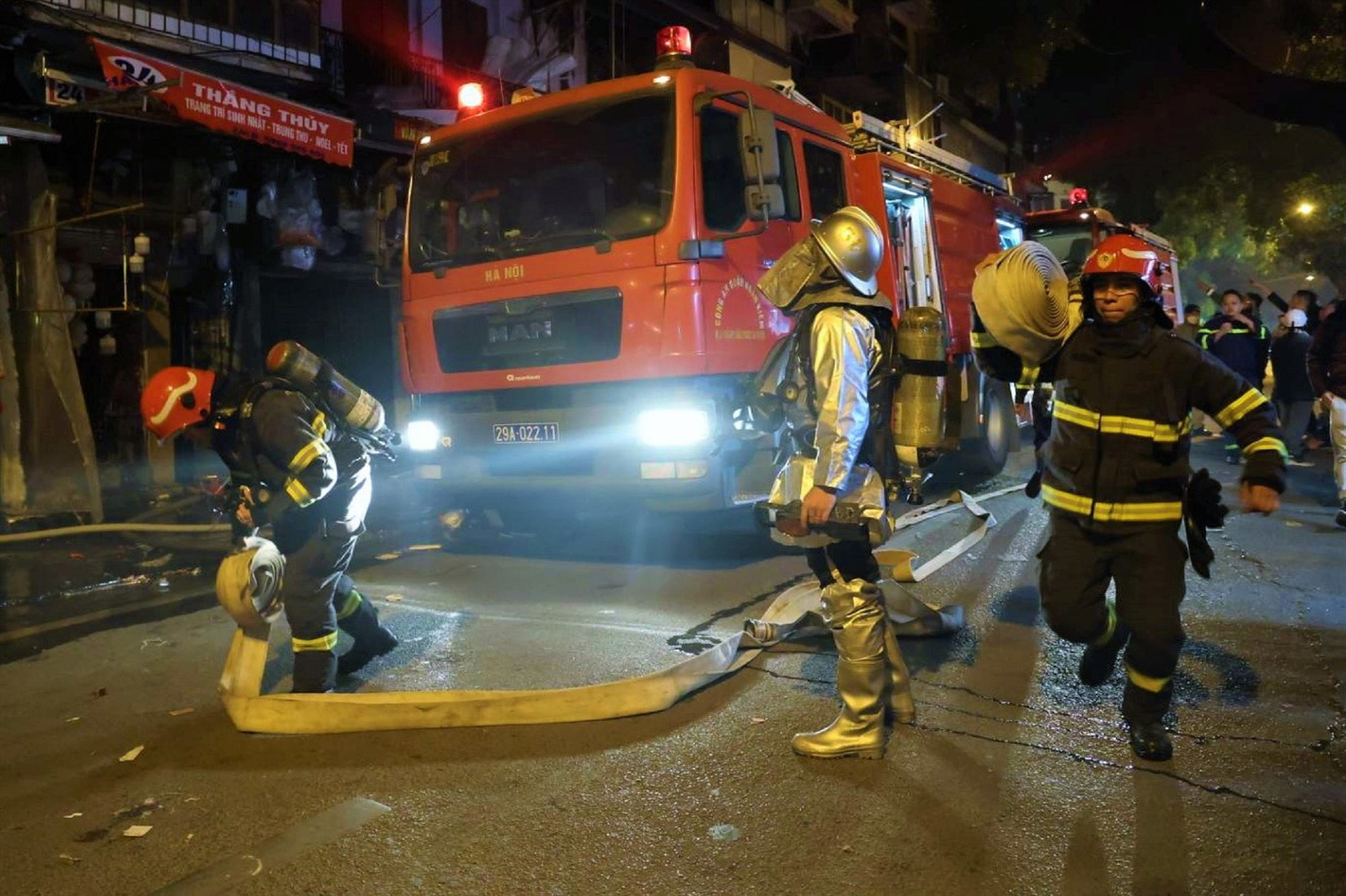 Hà Nội: Căn nhà 5 tầng kinh doanh vàng mã bốc cháy dữ dội trong đêm-1