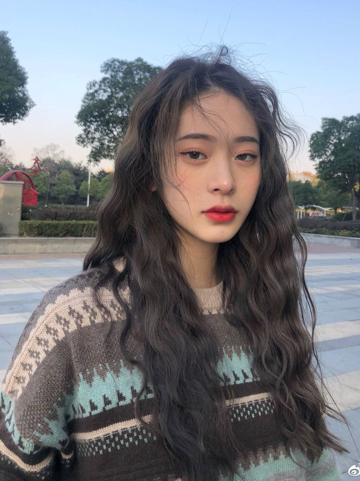 Có 4 kiểu tóc xoăn diện Tết giúp mặt thon gọn chẳng cần đến dao kéo-7