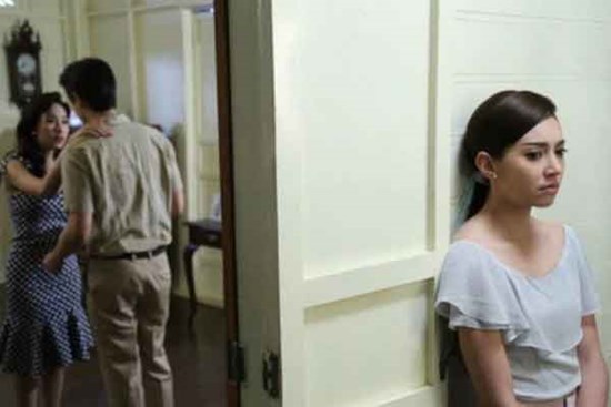 Về quê mừng sinh nhật mẹ chồng, vô tình nghe chồng và em gái nói chuyện mà tôi thẫn thờ