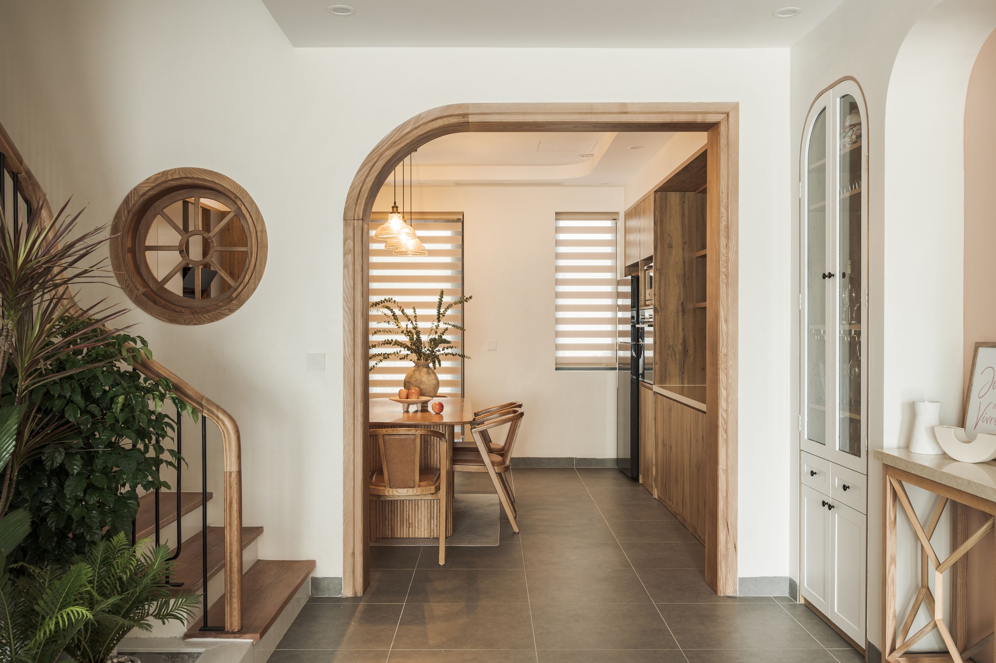 Sau 8 năm sống trên chung cư, cặp vợ chồng quyết tâm tiếp đất với căn hộ đẹp xuất sắc, tinh tế và ấm áp-6