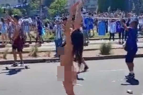 Nữ CĐV không mặc đồ trong cuộc diễu hành của tuyển Argentina-1