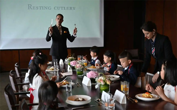 Nhà giàu Trung Quốc học làm quý tộc châu Âu: Chi nghìn USD học ăn chuối, uống trà-2