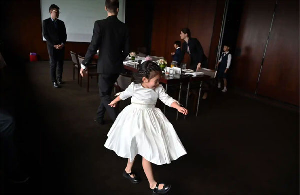 Nhà giàu Trung Quốc học làm quý tộc châu Âu: Chi nghìn USD học ăn chuối, uống trà-3