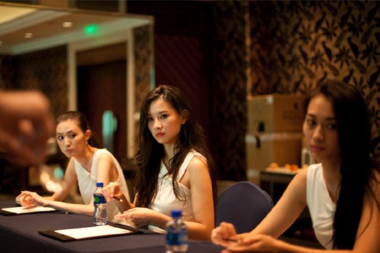 Nhà giàu Trung Quốc học làm quý tộc châu Âu: Chi nghìn USD học ăn chuối, uống trà